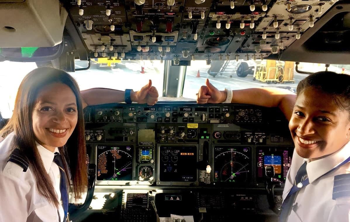 Tripulação na cabine de comando de um Boeing 737